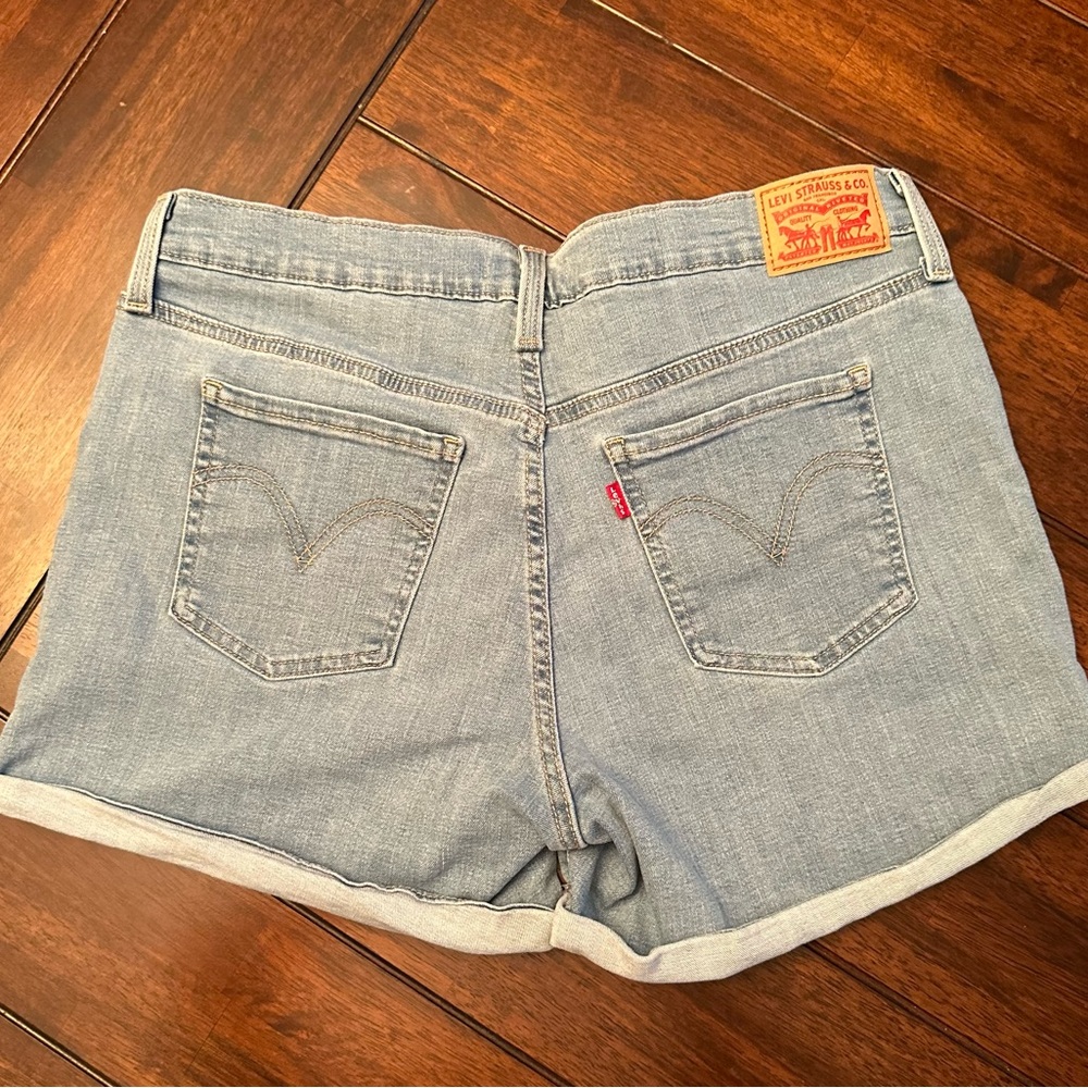 Ladies Levi Strauss & Co jean shorts 32 Levi’s
